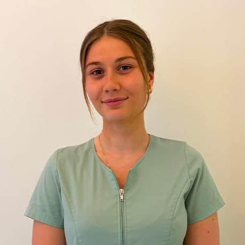 mathilde etudiante dentaire equipe dr flore roul yvonnet chirurgien maxillo facial paris